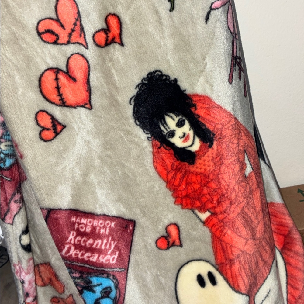Beetlejuice Silk plush oversized blanket - Picture 2 of 4